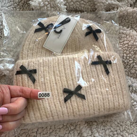 New! Arvores Women’s Cream & Black Ribbon Bows Beanie (K0088) - Picture 4 of 10